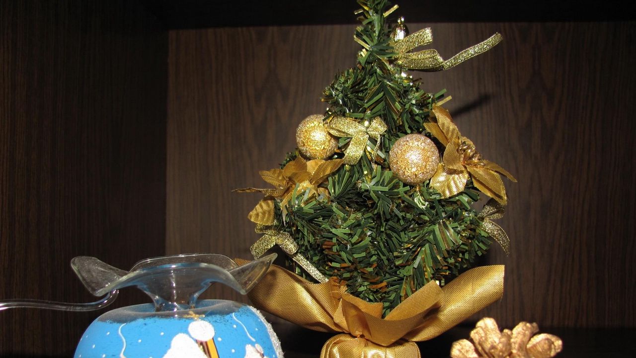 Обои елка, шишка, шар, праздник, новый год, рождество