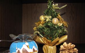 Превью обои елка, шишка, шар, праздник, новый год, рождество