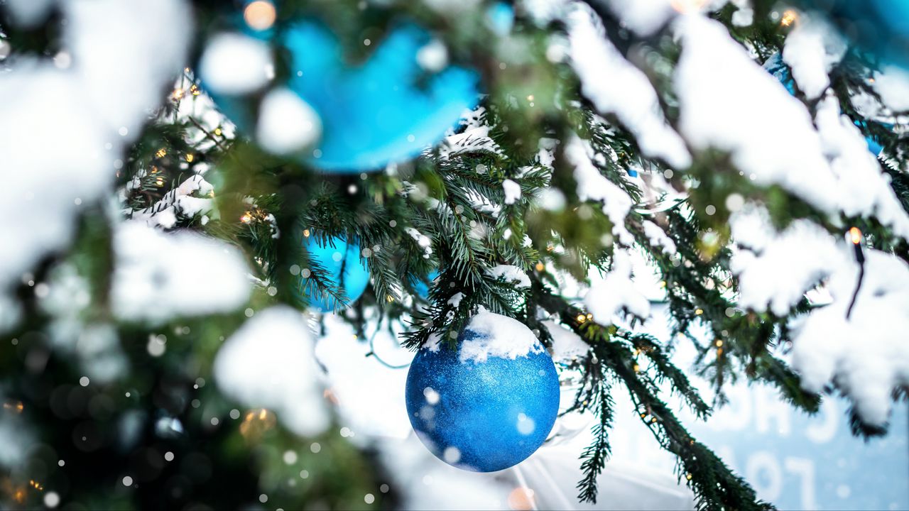 Обои елка, снег, украшения, шары, новый год, рождество