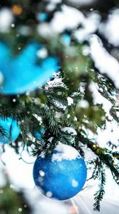 Превью обои елка, снег, украшения, шары, новый год, рождество
