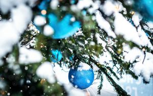 Превью обои елка, снег, украшения, шары, новый год, рождество