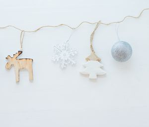 Превью обои елка, снежинка, шар, белый, новый год, рождество