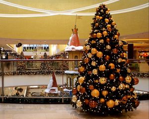 Превью обои елка, торговый центр, праздник, рождество, суета, новый год, настроение