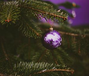 Превью обои елка, украшение, шар, фиолетовый, праздник