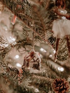 Превью обои елка, украшения, домик, гирлянды, новый год, рождество