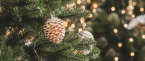 Превью обои елка, украшения, гирлянды, рождество, новый год, праздники