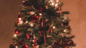 Превью обои елка, украшения, гирлянды, рождество, новый год, праздник
