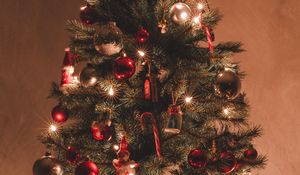 Превью обои елка, украшения, гирлянды, рождество, новый год, праздник
