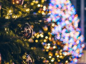 Превью обои елка, украшения, гирлянды, огни, новый год, рождество, праздники
