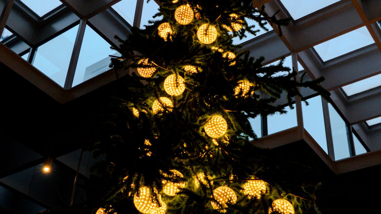 Обои елка, украшения, новый год, рождество, здание, крыша
