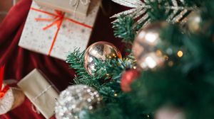 Превью обои елка, украшения, подарки, новый год, рождество, блюр