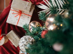 Превью обои елка, украшения, подарки, новый год, рождество, блюр