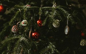Превью обои елка, украшения, шары, шишки, новый год, рождество