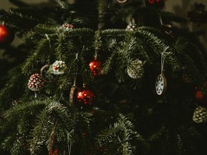 Превью обои елка, украшения, шары, шишки, новый год, рождество