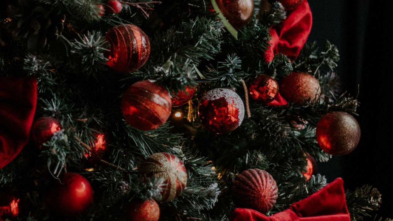Обои елка, украшения, шары, банты, гирлянды, рождество, новый год