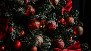 Превью обои елка, украшения, шары, банты, гирлянды, рождество, новый год