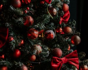 Превью обои елка, украшения, шары, банты, гирлянды, рождество, новый год