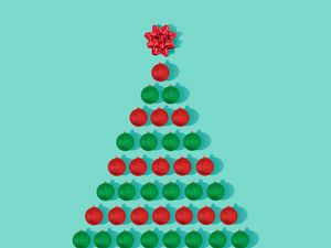 Превью обои елка, украшения, шары, рождество, новый год, декорация