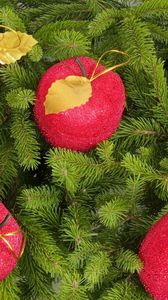 Превью обои елка, ветки, хвоя, елочные игрушки, яблоки, новый год, праздник, рождество