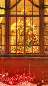 Превью обои елки, рождество, новый год, гирлянды, окно