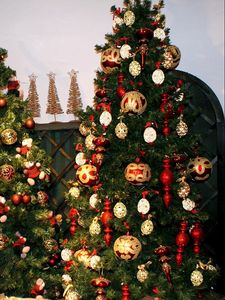 Превью обои елки, три, украшения, рождество, новый год, праздник