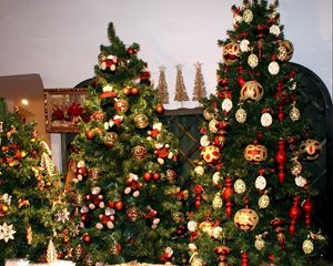 Превью обои елки, три, украшения, рождество, новый год, праздник