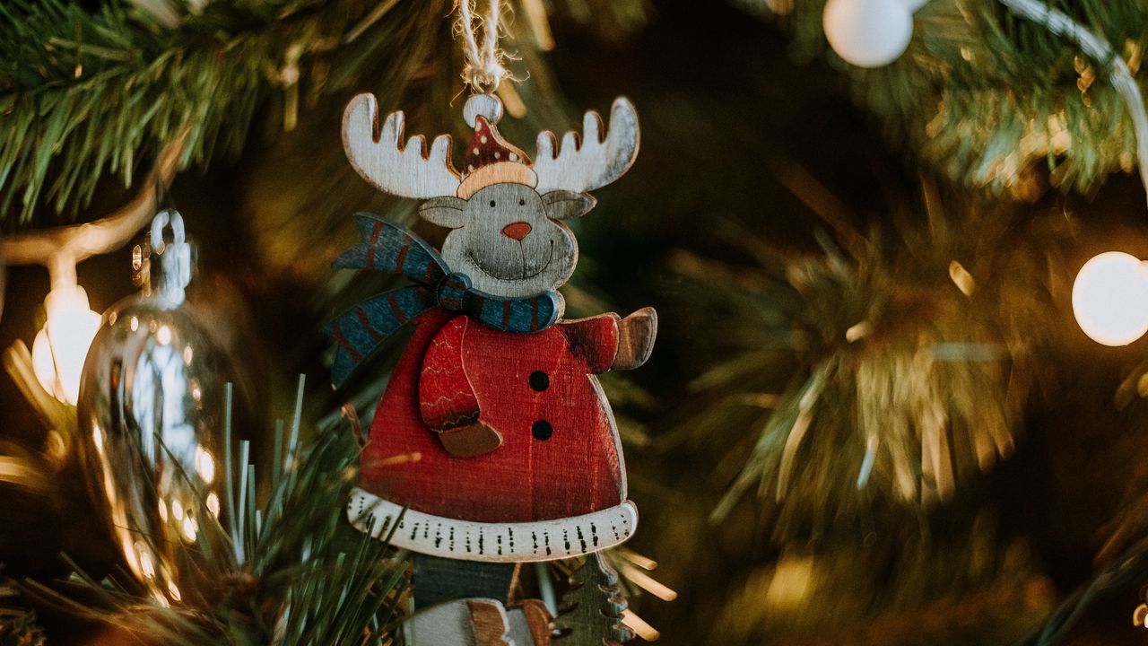 Обои елочная игрушка, олень, украшение, декорация, новый год, рождество