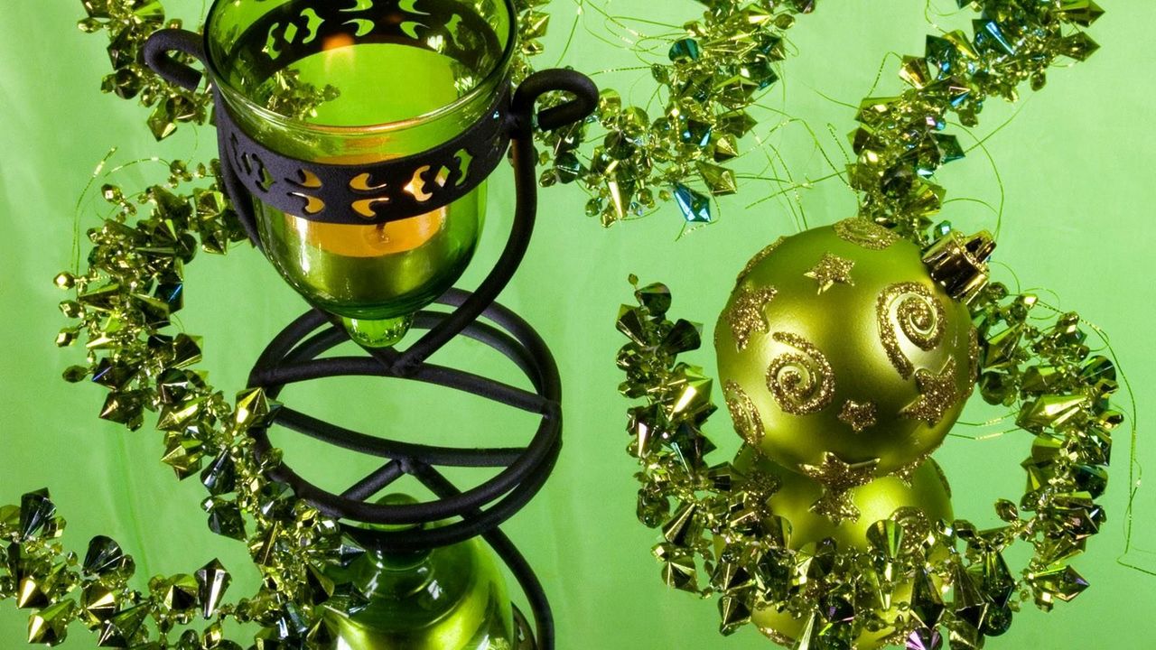 Обои елочная игрушка, шар, камни, свеча, подсвечник, зеленый фон