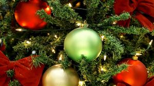 Превью обои елочные игрушки, шары, елка, гирлянды, банты, праздник, новый год, рождество, крупный план