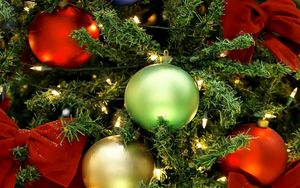 Превью обои елочные игрушки, шары, елка, гирлянды, банты, праздник, новый год, рождество, крупный план