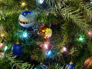 Превью обои елочные игрушки, шары, гирлянда, елка, праздник, новы год