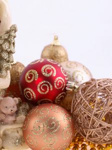Превью обои елочные игрушки, шары, мишка, рождество, праздник, блестки