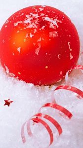 Превью обои елочные игрушки, шары, звезда, снег, атрибуты, праздник