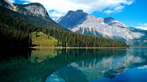 Превью обои emerald lake, национальный парк, озеро, деревья, отражение, горы