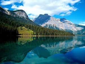 Превью обои emerald lake, национальный парк, озеро, деревья, отражение, горы