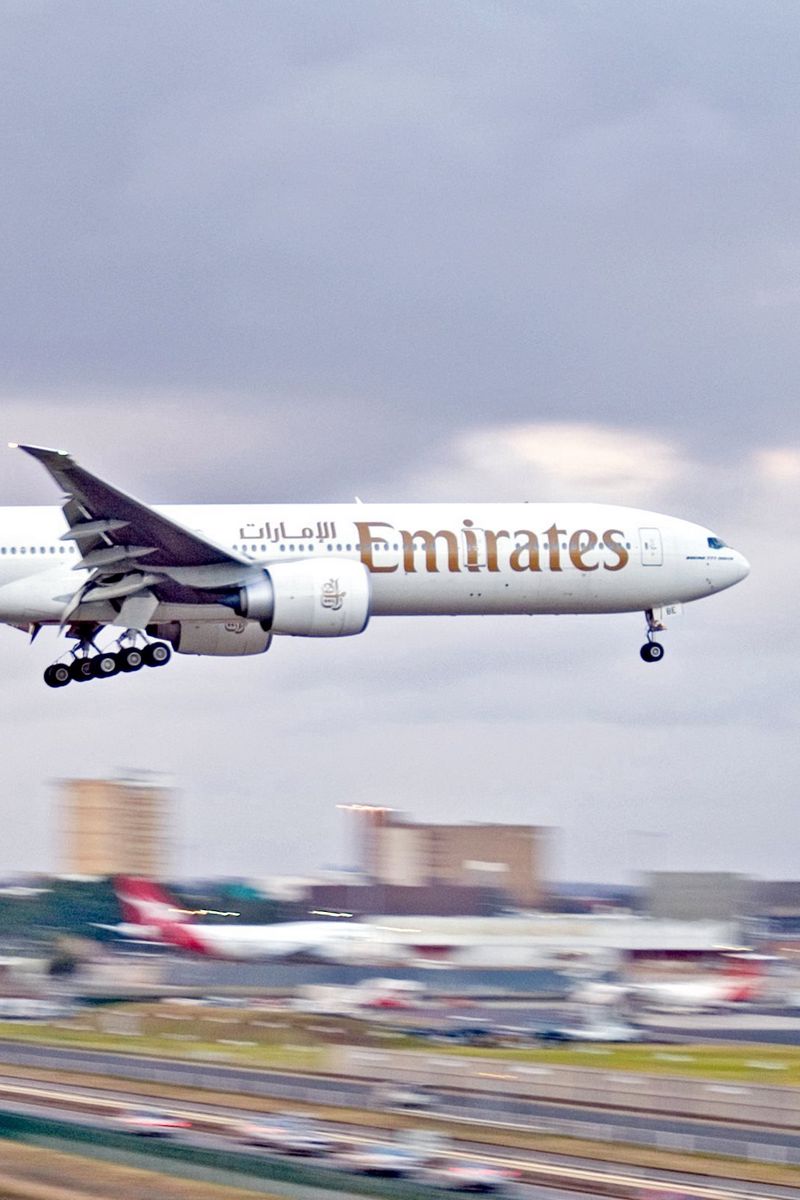 Скачать 800x1200 emirates, boeing, самолет, полет, небо обои, картинки  iphone 4s/4 for parallax