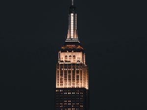 Превью обои empire state building, башня, здание, ночь, архитектура, огни, темный