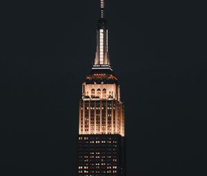 Превью обои empire state building, башня, здание, ночь, архитектура, огни, темный