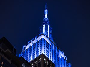 Превью обои empire state building, здание, архитектура, подсветка, ночь, темный, нью-йорк