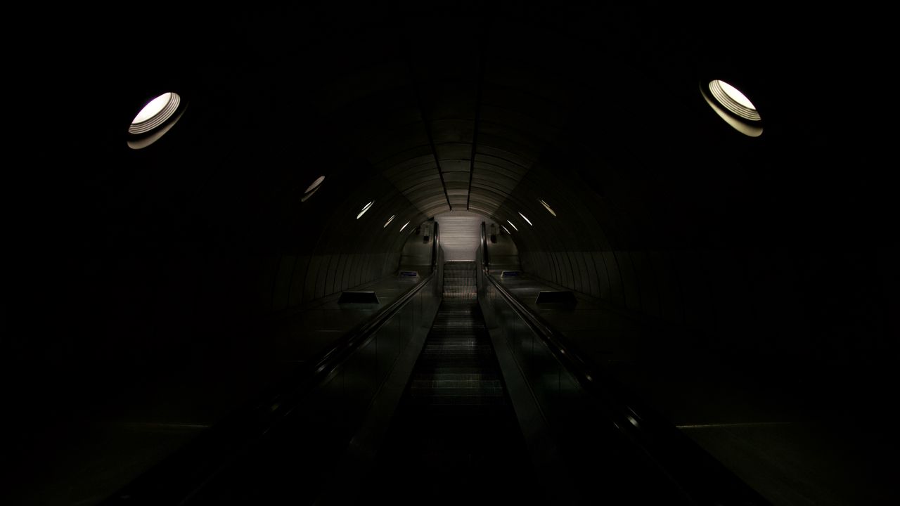 Обои эскалатор, спуск, тоннель, темный