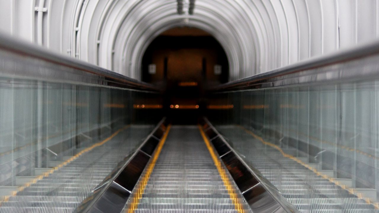 Обои эскалатор, тоннель, метро, подземный, интерьер