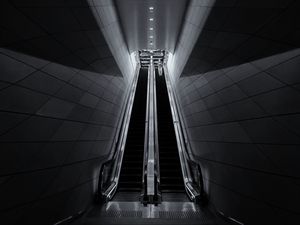 Превью обои эскалаторы, огни, метро, станция, черно-белый, темный