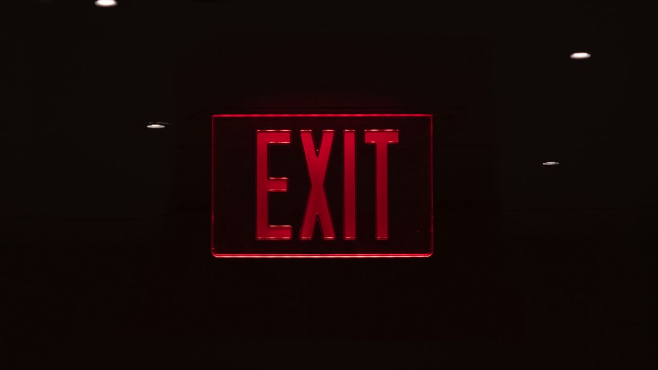 Обои exit, табличка, надпись, красный, темный