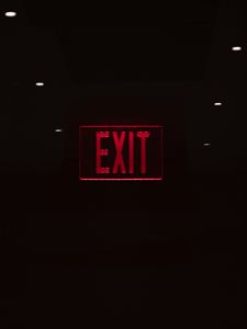 Превью обои exit, табличка, надпись, красный, темный