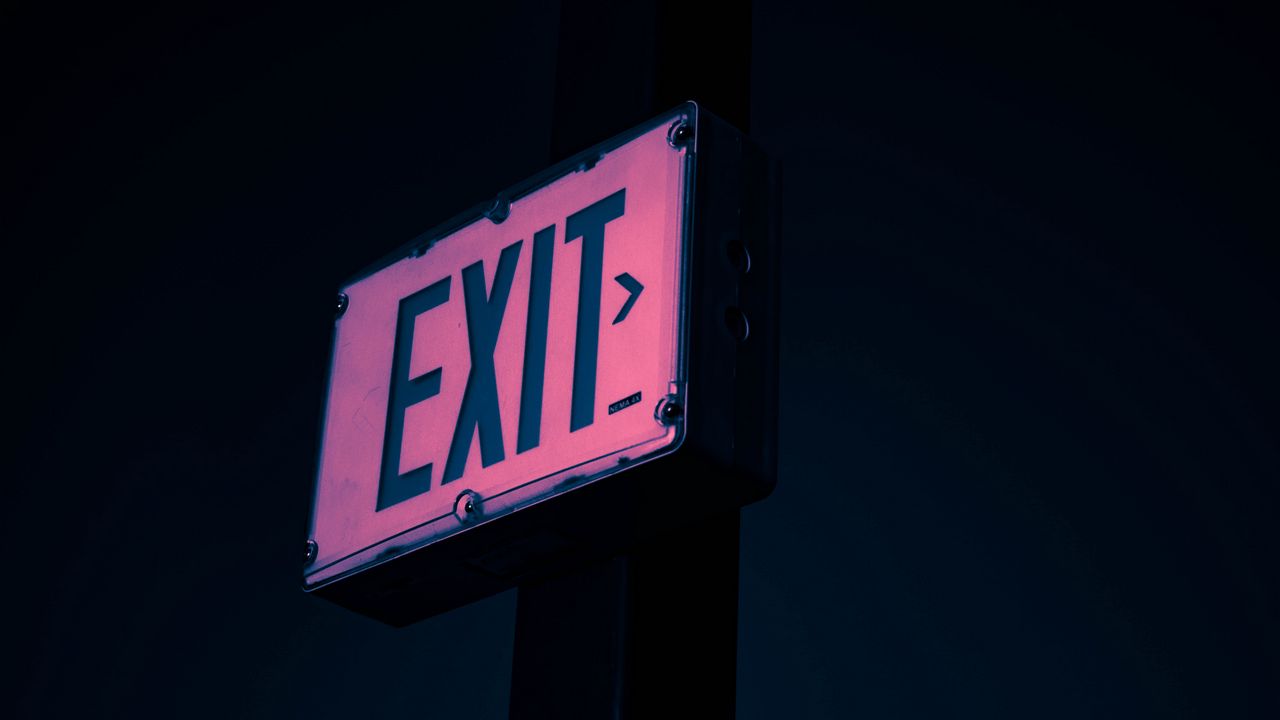 Обои exit, выход, надпись, подсветка, указатель