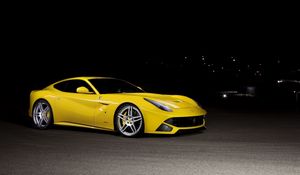 Превью обои f12 berlinetta, ferrari, желтый, вид сбоку