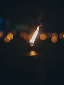 Превью обои факел, огонь, фитиль, блики