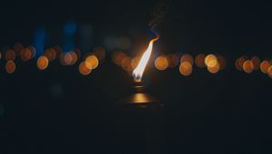 Превью обои факел, огонь, фитиль, блики