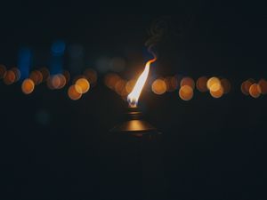 Превью обои факел, огонь, фитиль, блики