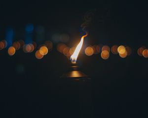 Превью обои факел, огонь, фитиль, блики